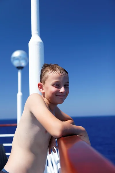 Lachende jongen cruises de Oceaan op een schip — Stockfoto