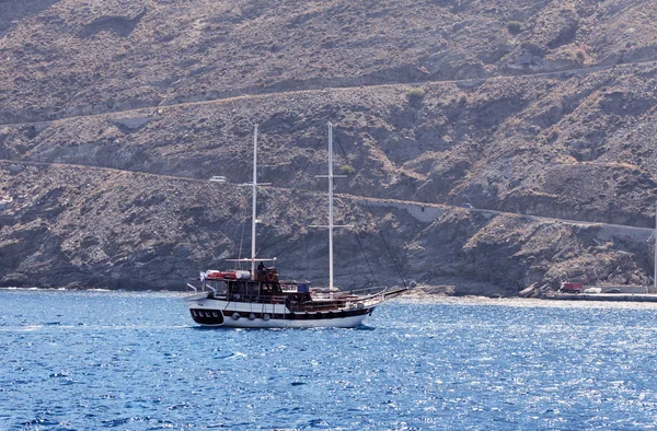 Човен біля узбережжя острова влітку — стокове фото