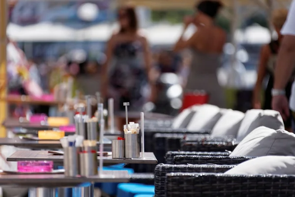 Freie Tische in den sommerlichen Open-Air-Cafés — Stockfoto