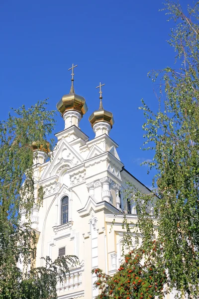 Iglesia cristiana rusa en un verano — Foto de Stock