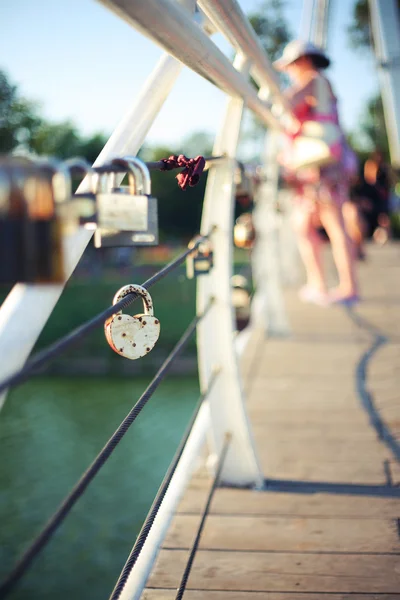 Signes d'amour sur le pont de la Saint-Valentin — Photo