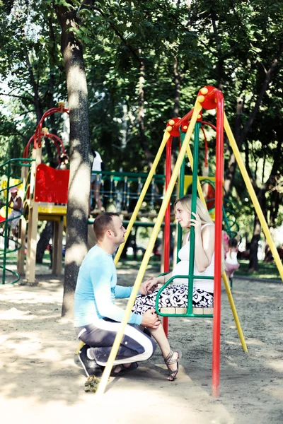 Mujer embarazada y su marido en el parque durante — Foto de Stock