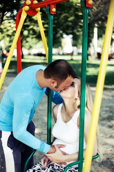 Eltern küssen — Stockfoto