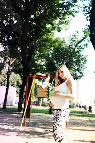 Pregnant girl in the park during the day — Stock Photo, Image