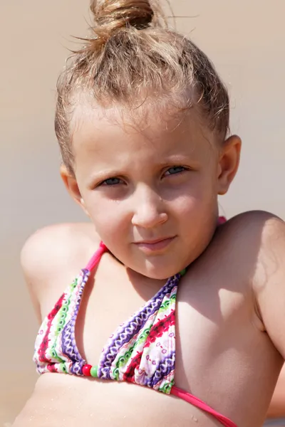 Meisje in een bikini op vakantie — Stockfoto