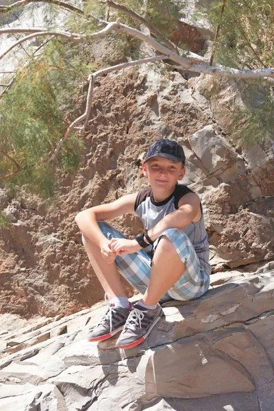 Pojken är placerad på ett stopp i sommar — Stockfoto