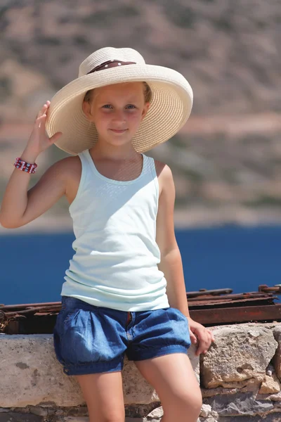 Κορίτσι σε ένα μεγάλο καπέλο — Φωτογραφία Αρχείου