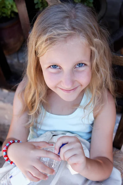 Gülümseyen bir kızın portresi — Stok fotoğraf