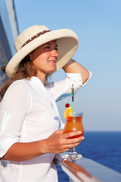 Γυναίκα που απολαμβάνει ταξιδεύουν πίνοντας ένα κοκτέιλ — Φωτογραφία Αρχείου