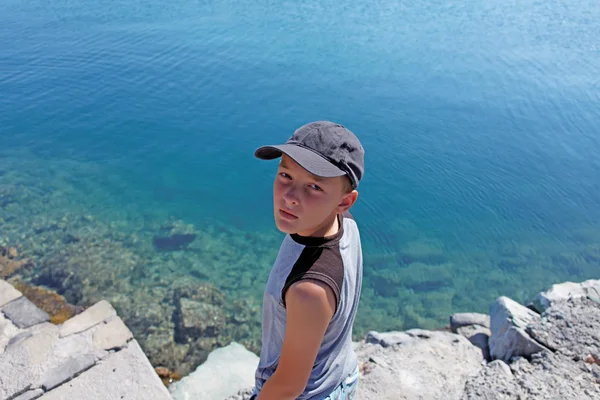 Bir kap giyen bir çocuk portresi — Stok fotoğraf