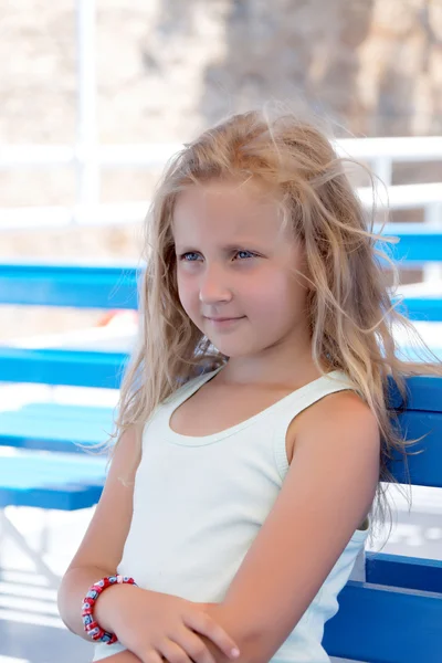 Porträtt av en söt blond tjej — Stockfoto