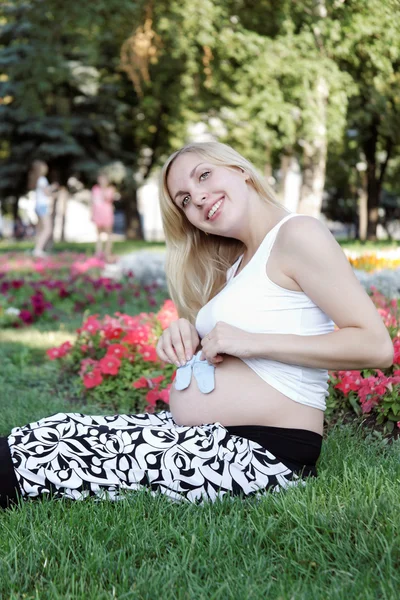 Беременная девушка с майки — стоковое фото