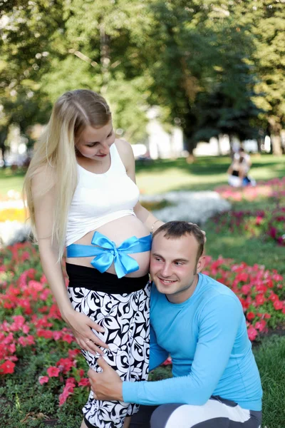 Het gelukkige paar zal binnenkort ouders — Stockfoto