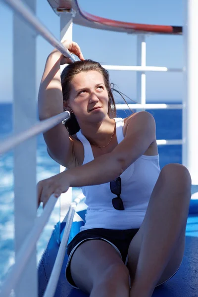Portret van mooi meisje op een cruise — Stockfoto