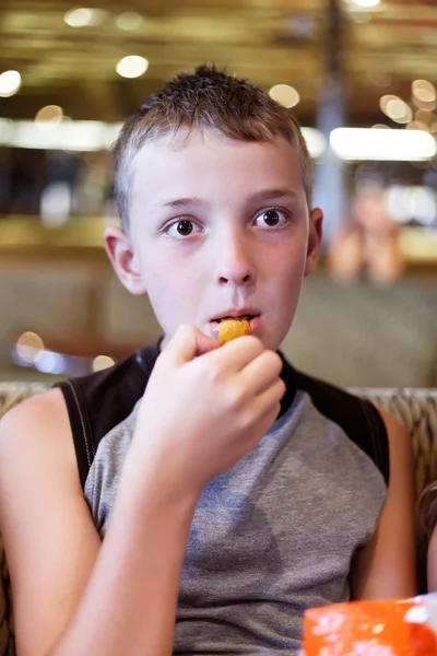 Fiú eszik elgondolkodva — Stock Fotó