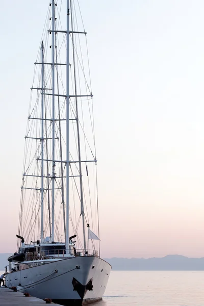 Barco ao amanhecer — Fotografia de Stock