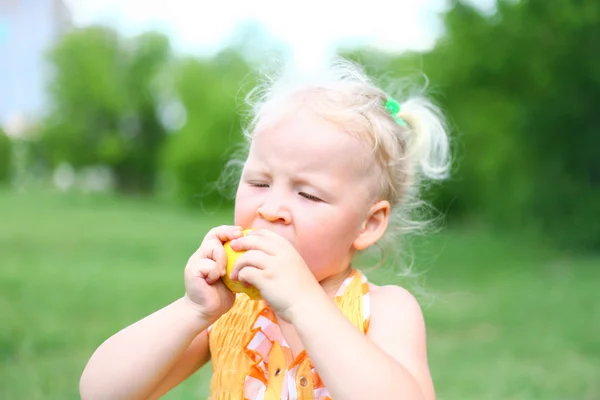 Apfel beißt Kind im Park — Stockfoto