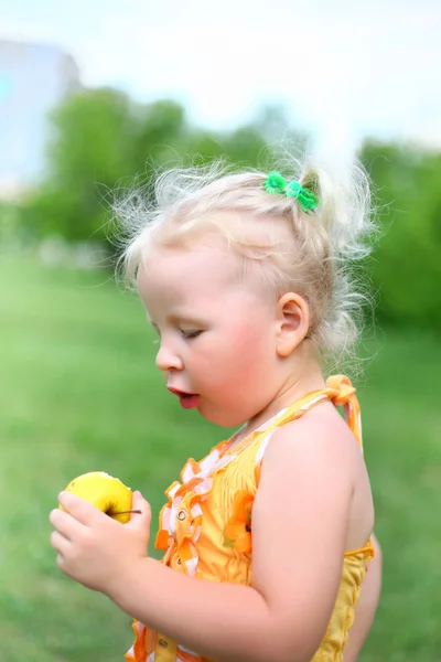 Porträtt av en flicka och ett äpple — Stockfoto
