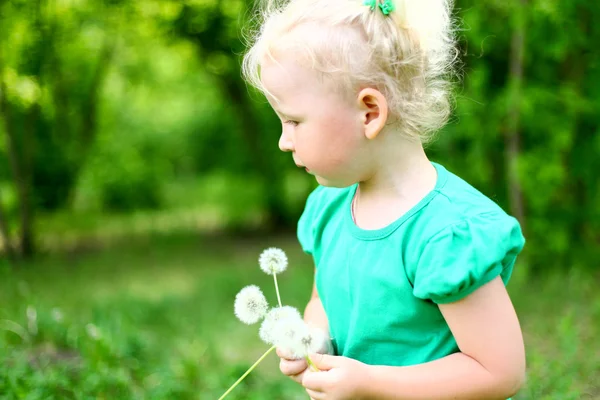 Portrait of a girl in the park with dandelions — Stock Photo, Image