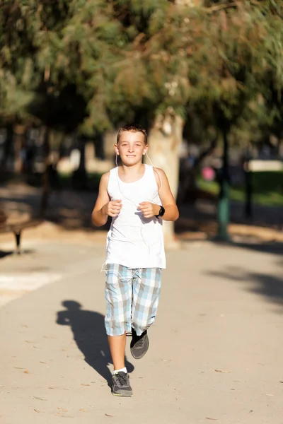 Мальчик бежит — стоковое фото