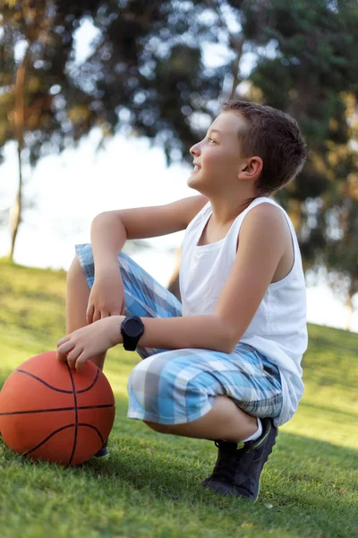 Мальчик с мячом на свежем воздухе в парке — стоковое фото