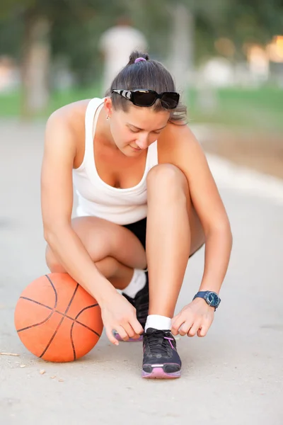 Tyttö valmis pelaamaan koripalloa — kuvapankkivalokuva