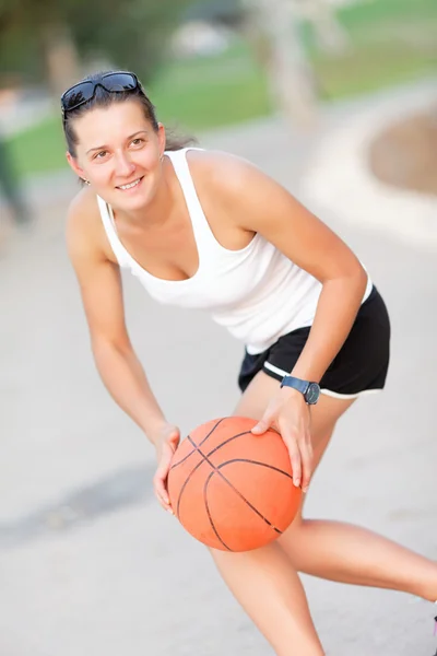 Atlet dengan bola bermain basket — Stok Foto