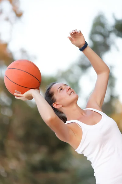 Atleta joga uma bola — Fotografia de Stock