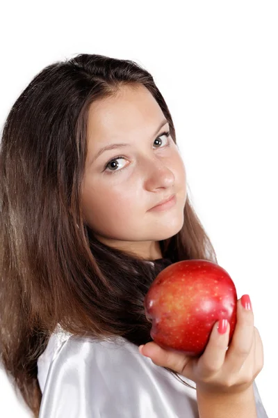 女の子は分離されたリンゴを提供しています — Stockfoto