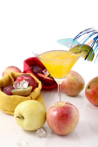 Färgstark fruktsallad på färsk frukt — Stockfoto
