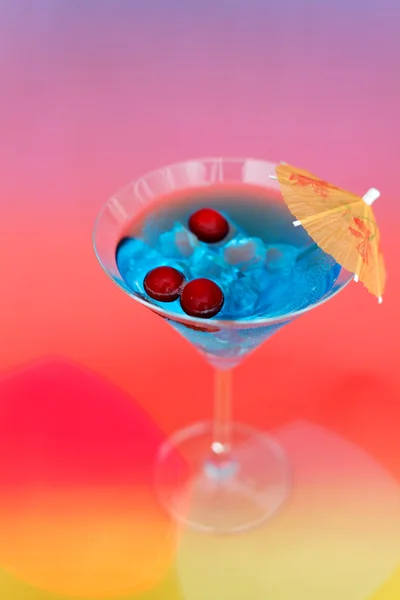 Frash cocktail met ijs en paraplu — Stockfoto