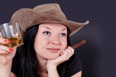 bir puro ve elinde viski güzel cowgirl