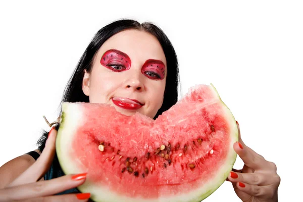 Sie leckt ihre Lippen und schaut auf die Wassermelone — Stockfoto