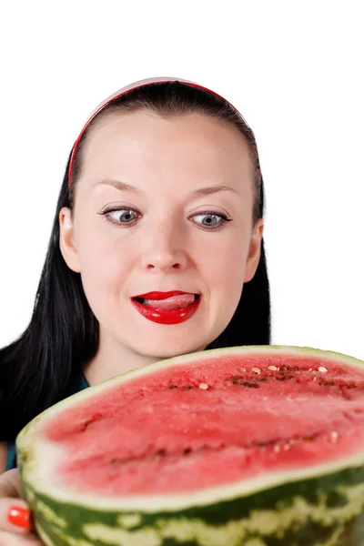 Sie leckt ihre Lippen und schaut die Wassermelone isoliert an — Stockfoto