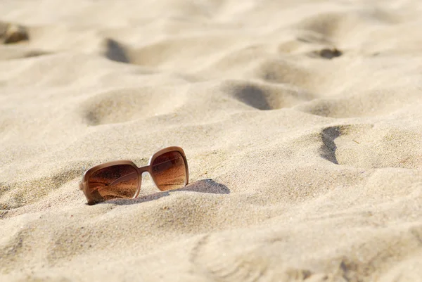 Dámské brýle na písku. — Stock fotografie