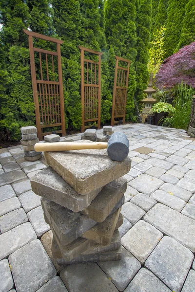 Stapel von Pflastersteinen auf Gartenterrasse im Hinterhof — Stockfoto