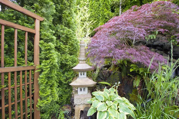 Japanse geïnspireerd tuin met stenen pagode — Stockfoto