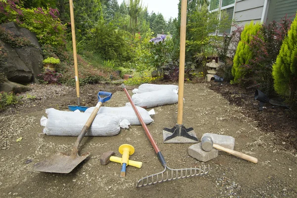 Ausheben und Verlegen von Pflastersteinen für Gartenterrasse — Stockfoto