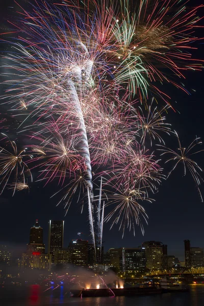 Multi-Color Fireworks Display Over Portland Oregon Skyline — Stock Photo, Image