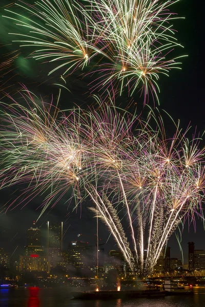 Fireworks Display Along Willamette River in Portland Oregon — Stock Photo, Image
