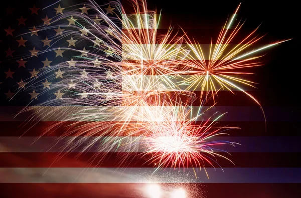 Bandera de Estados Unidos con fuegos artificiales — Foto de Stock