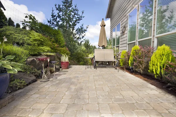 Patio pavimentador patio trasero con accesorios de jardín — Foto de Stock