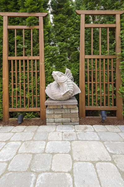 Asiatique koï poisson sculpture dans jardin arrière-cour — Photo