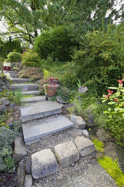 Kakel trädgård trappa steg — Stockfoto