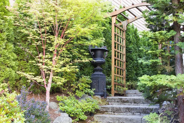 Ingresso al giardino con pergolato e scalini in pietra — Foto Stock