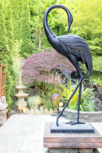 Bronzen kraan standbeeld in Aziatische geïnspireerd tuin — Stockfoto