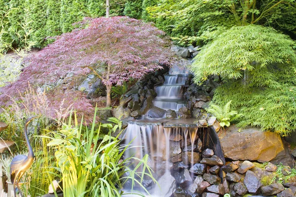 Bakgård vattenfall med träd — Stockfoto