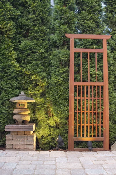 Japoński kamień pagody latarnia i krata — Zdjęcie stockowe