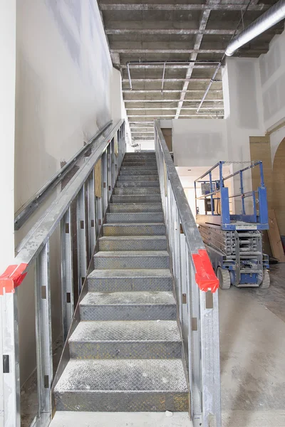 Costruzione di scale in acciaio nello spazio commerciale — Foto Stock