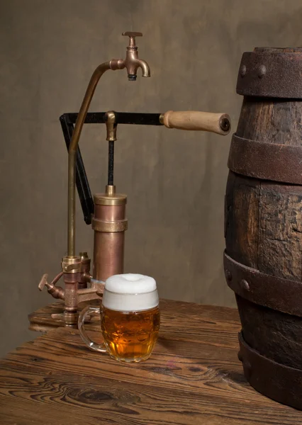 Пиво и старый кран — стоковое фото
